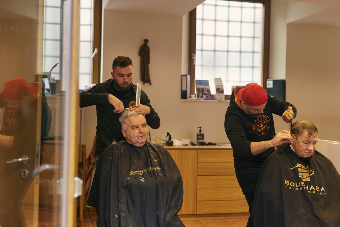 Franziskustreff besucht Friseur Boushaba 